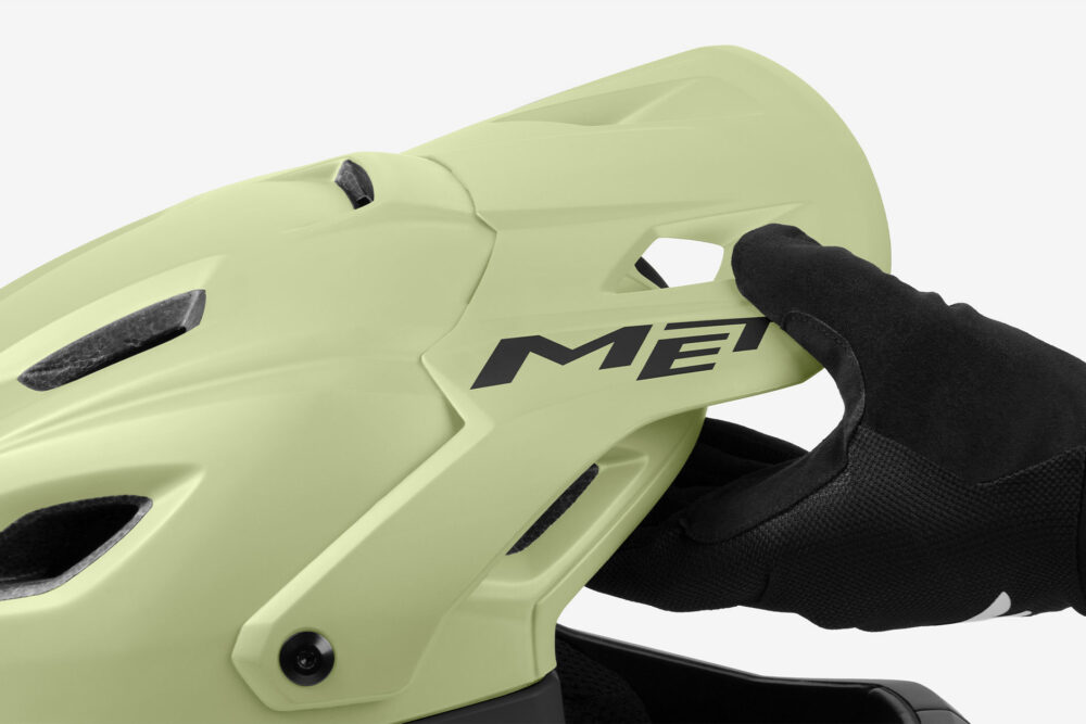 A MET Parachute MCR Mips enduro sisak rugalmas napellenzője