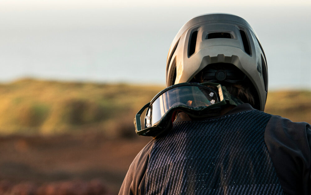 Bluegrass Vanguard is a Full-Face MTB Helmet designed for Enduro, Trail and E-MTB with Safe-T Heta retention system