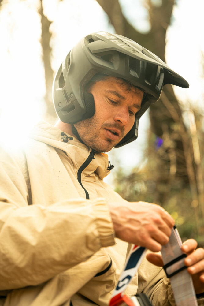 Bluegrass Jetro is a 3/4 Jet MTB Helmet for Enduro, E-MTB and Dirt featuring Mips.