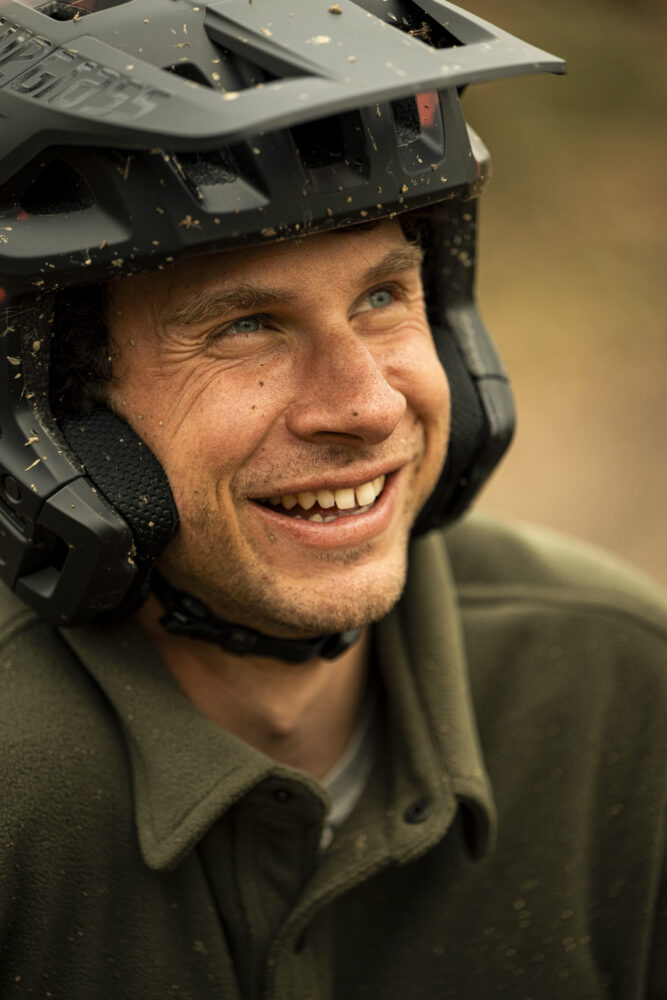 Bluegrass Jetro is a 3/4 Jet MTB Helmet for Enduro, E-MTB and Dirt featuring Mips.