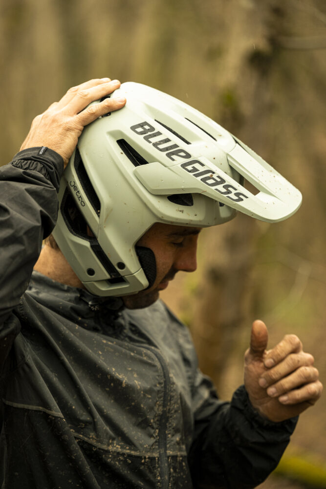 Bluegrass Jetro is a 3/4 Jet MTB Helmet for Enduro, E-MTB and Dirt featuring Mips.