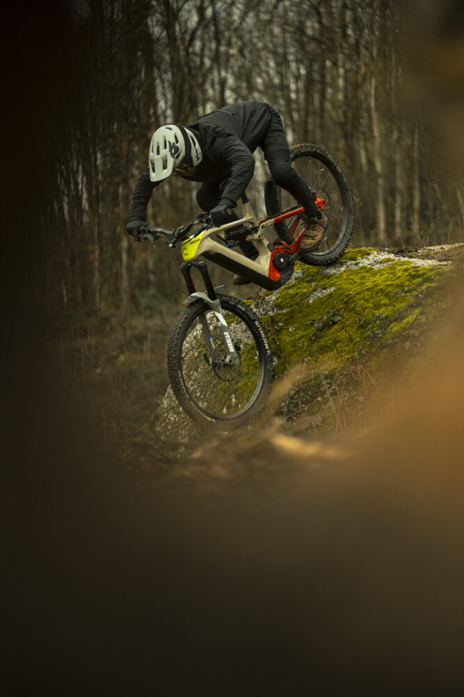 Bluegrass Jetro is a 3/4 Jet MTB Helmet for Enduro, E-MTB and Dirt featuring Mips.