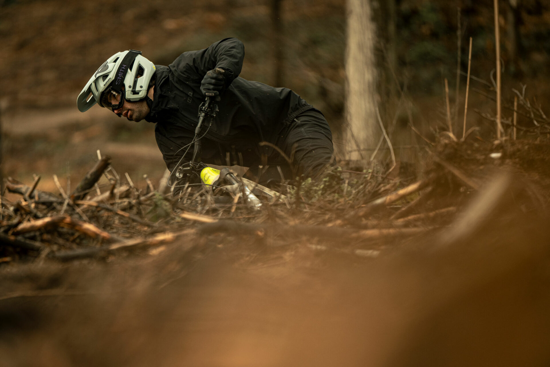 Bluegrass Jetro is a 3/4 Jet MTB Helmet for Enduro, E-MTB and Dirt featuring Mips.
