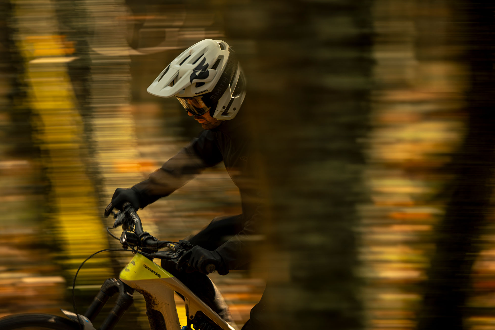 Bluegrass Jetro is a 3/4 Jet MTB Helmet for Enduro, E-MTB and Dirt featuring Mips.