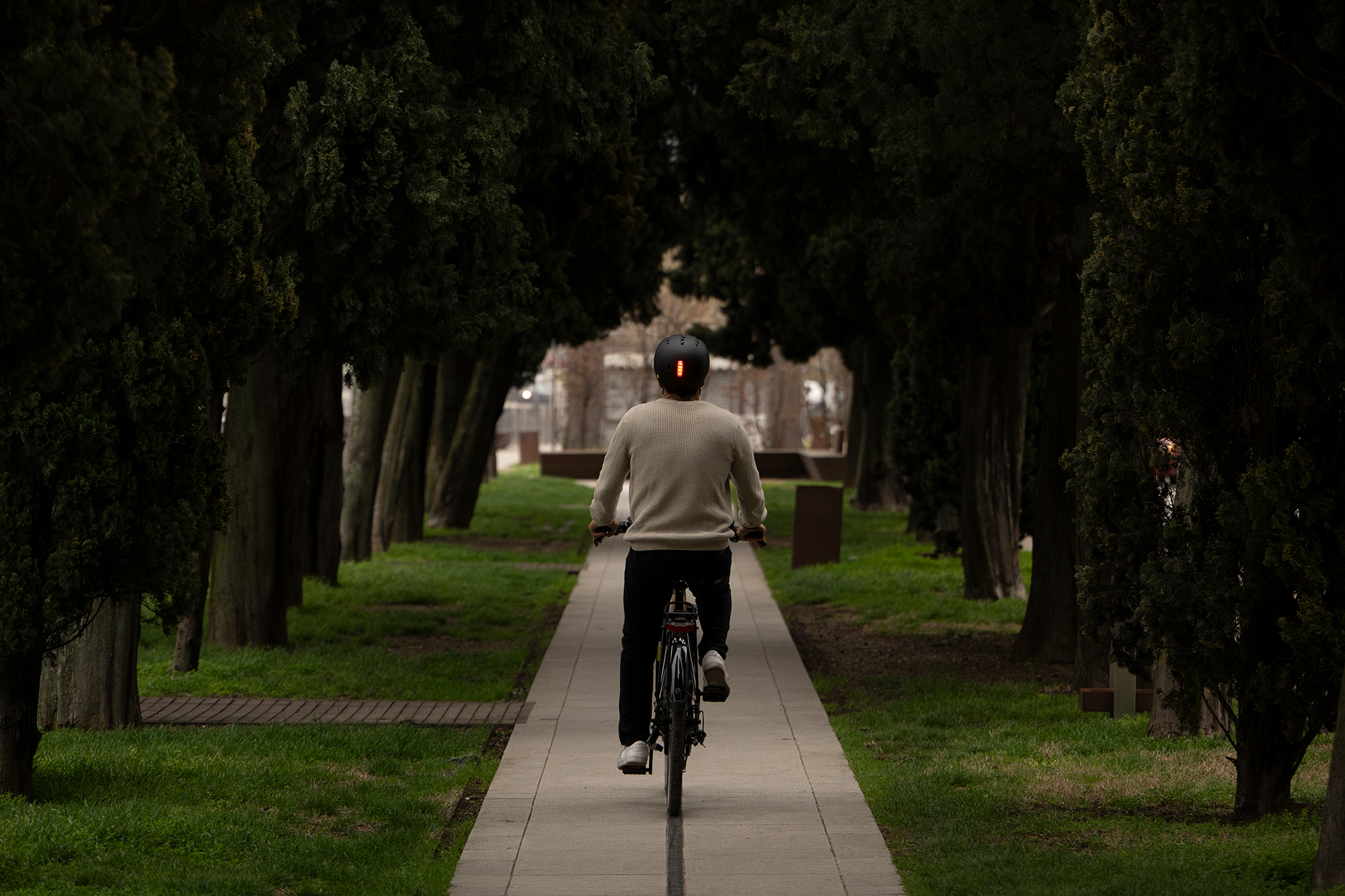 MET Vibe Mips is an E-Bike Commuter Urban Helmet with rear USB LED light, NTA 8776 Certified.