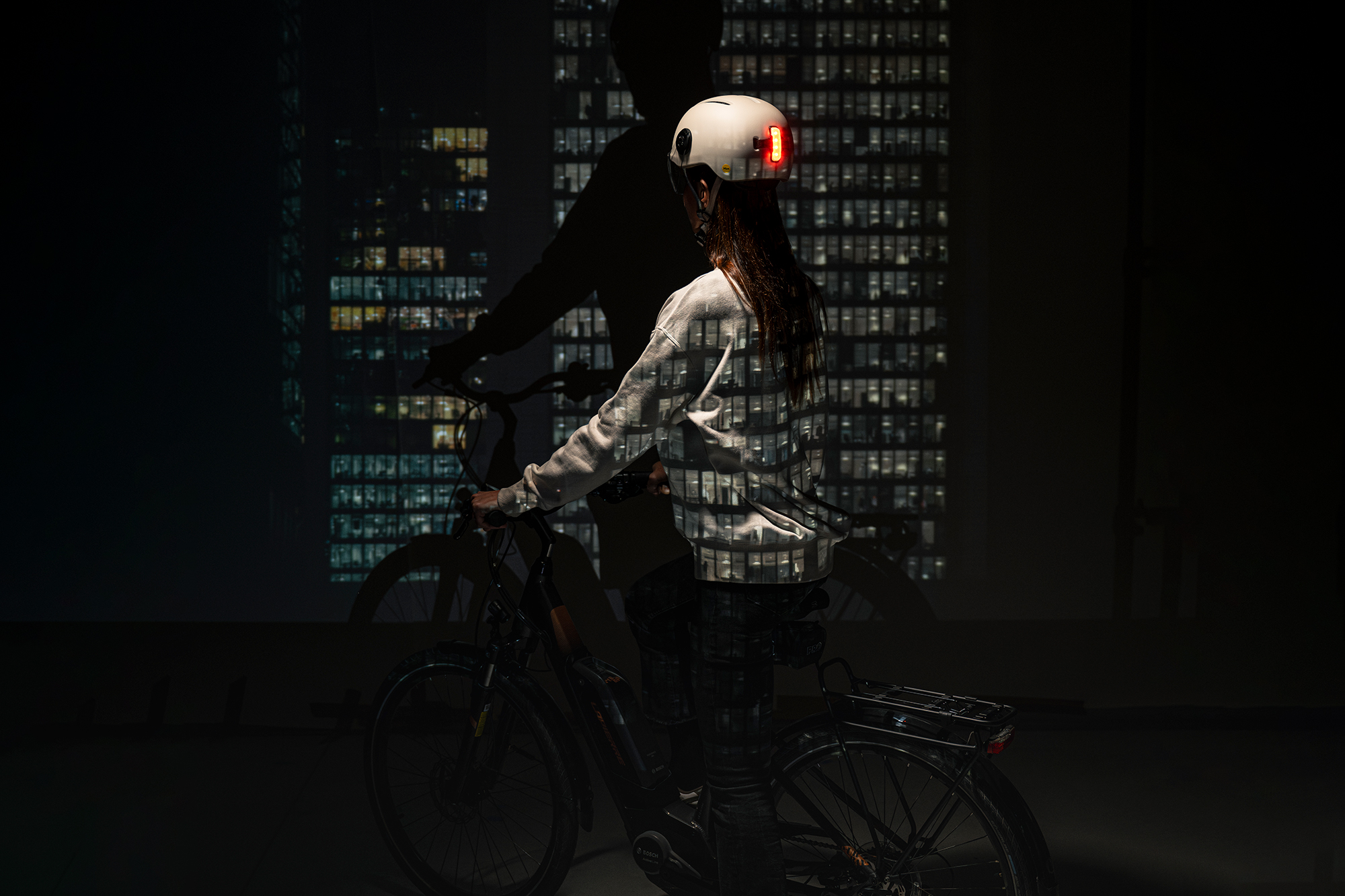 MET Vibe On Mips is an E-Bike Urban Helmet with rear USB LED light and high-durability adjustable windshield visor. It is NTA 8776 Certified.