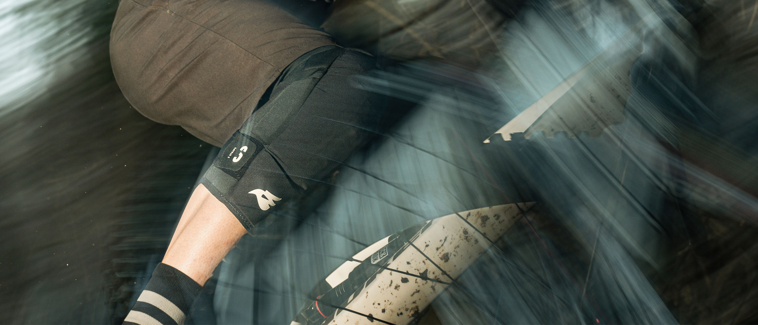 Bluegrass 3Straps Knee is a Level 2 Type B Certified MTB Kneepads for Trail, Enduro, DH and E-MTB featuring SAS-TEC Technology