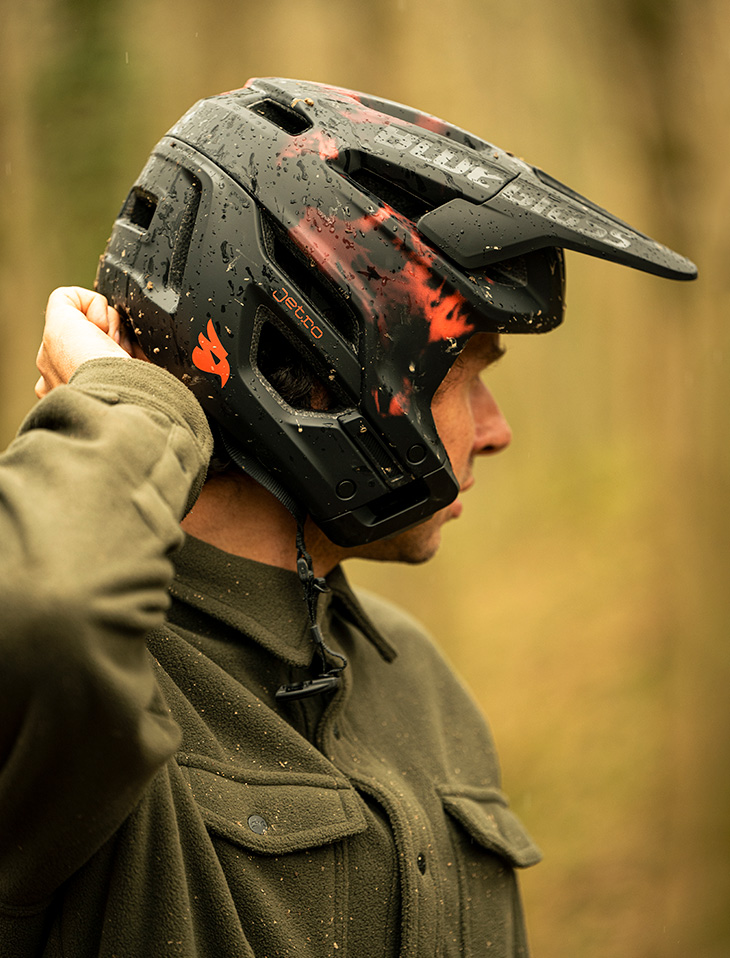 Bluegrass Jetro is a 3/4 Jet MTB Helmet for Enduro, E-MTB and Dirt featuring Mips.