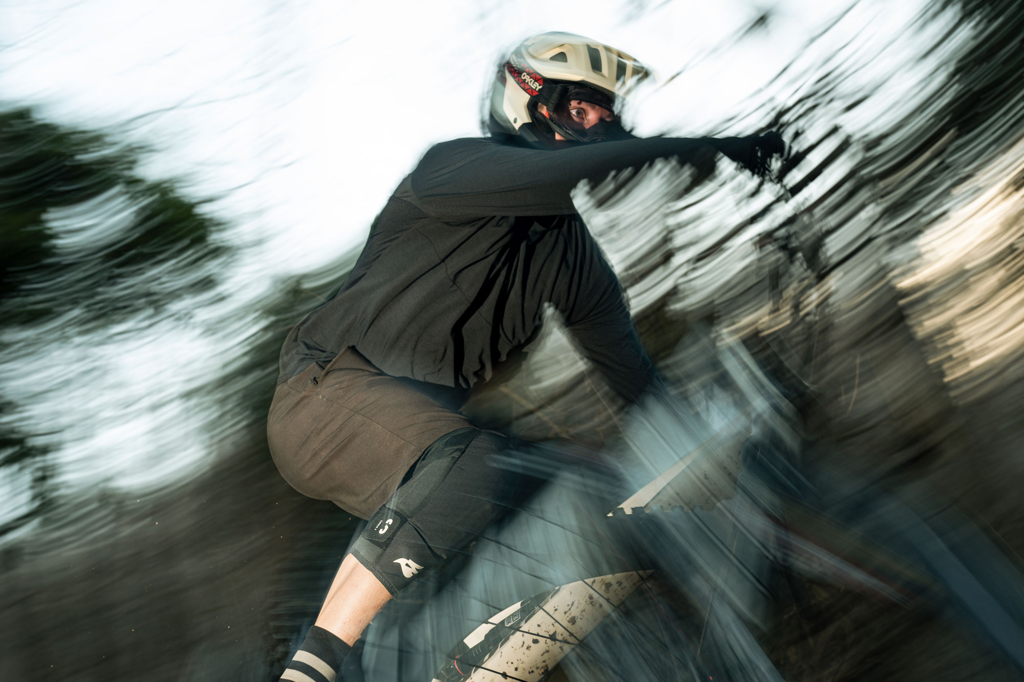 Bluegrass 3Straps Knee is a Level 2 Type B Certified MTB Kneepads for Trail, Enduro, DH and E-MTB featuring SAS-TEC Technology