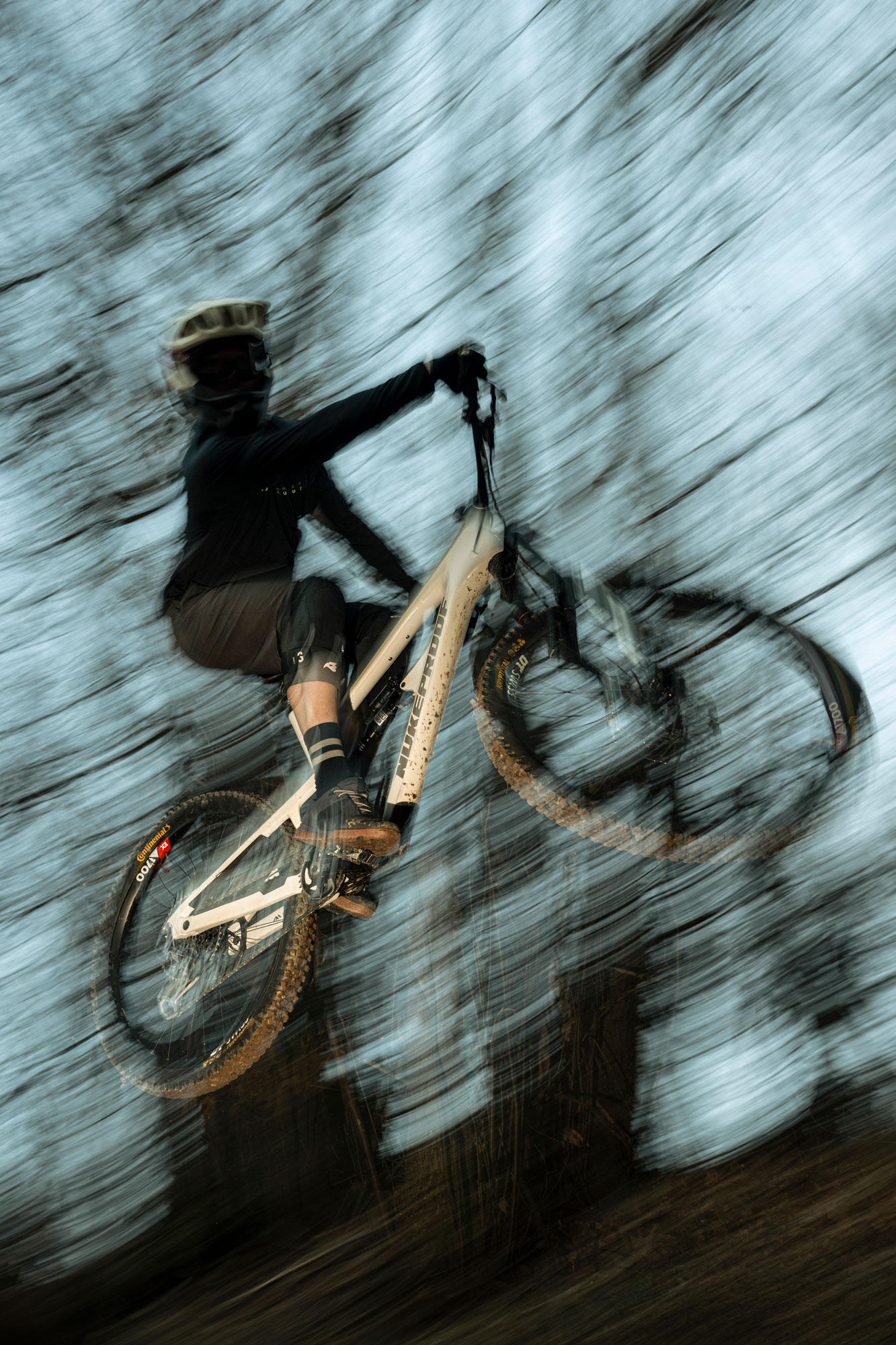 Bluegrass 3Straps Knee is a Level 2 Type B Certified MTB Kneepads for Trail, Enduro, DH and E-MTB featuring SAS-TEC Technology