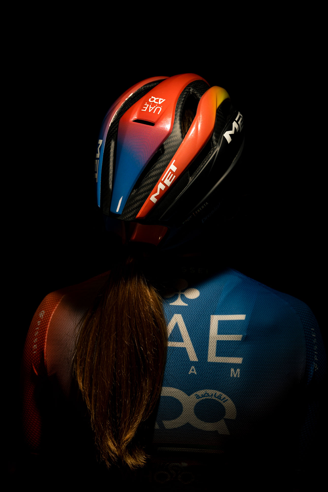 met-trenta-3k-carbon-mips-road-cycling-helmet-UAE-ADQ(UAE-ADQ-Valencia_ULY_0288_@ulyssedaessle-@met_helmets)