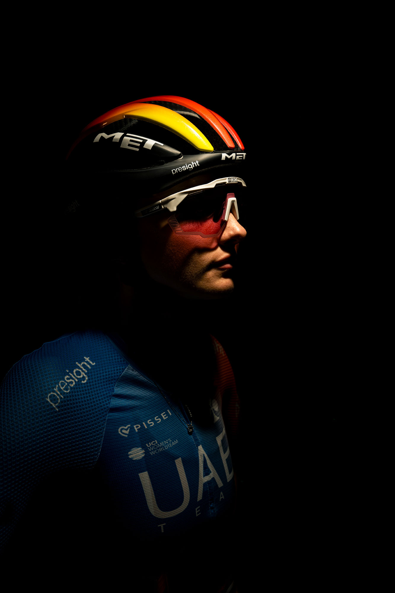 met-trenta-3k-carbon-mips-road-cycling-helmet-UAE-ADQ(UAE-ADQ-Valencia_ULY_0319_@ulyssedaessle-@met_helmets)