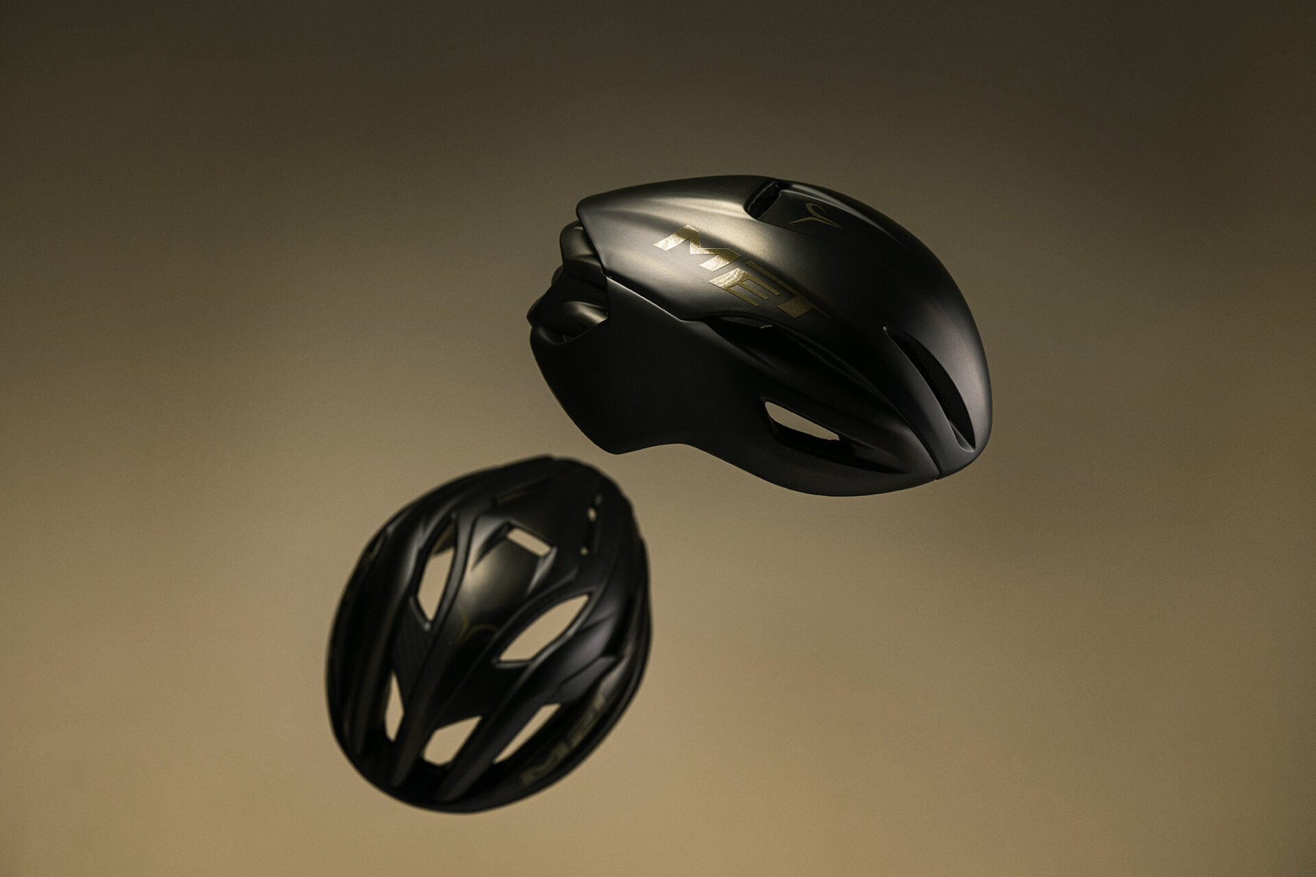 The MET Manta and Trenta 3K Carbon are Performace Road Cycling Helmet featuring Mips. The Blačk Edition is a tribute to the golden era of contemporary cycling and its standout protagonist, Tadej Pogačar.