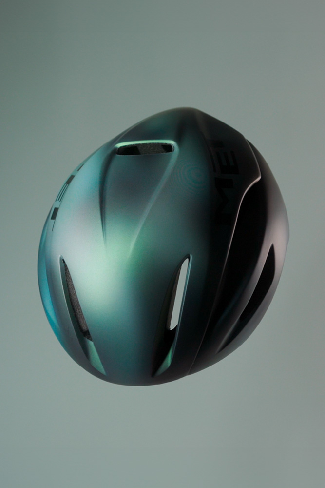 MET Manta Mips is an performance aerodynamic Cycling helmet for Road, Triathlon and Winter rides featuring Mips. Motion Blur is a color that captures the dynamism of movement and the unpredictability of light, evoking a sense of constant energy.