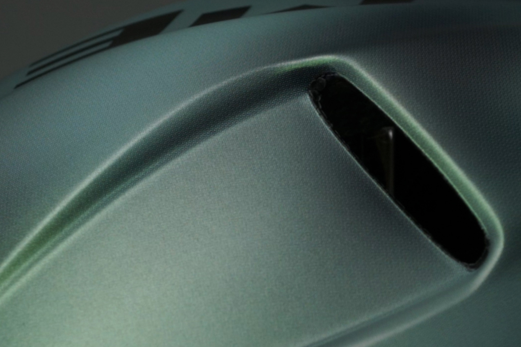 MET Manta Mips is an performance aerodynamic Cycling helmet for Road, Triathlon and Winter rides featuring Mips. Motion Blur is a color that captures the dynamism of movement and the unpredictability of light, evoking a sense of constant energy.