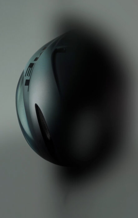 MET Manta Mips is an performance aerodynamic Cycling helmet for Road, Triathlon and Winter rides featuring Mips. Motion Blur is a color that captures the dynamism of movement and the unpredictability of light, evoking a sense of constant energy.