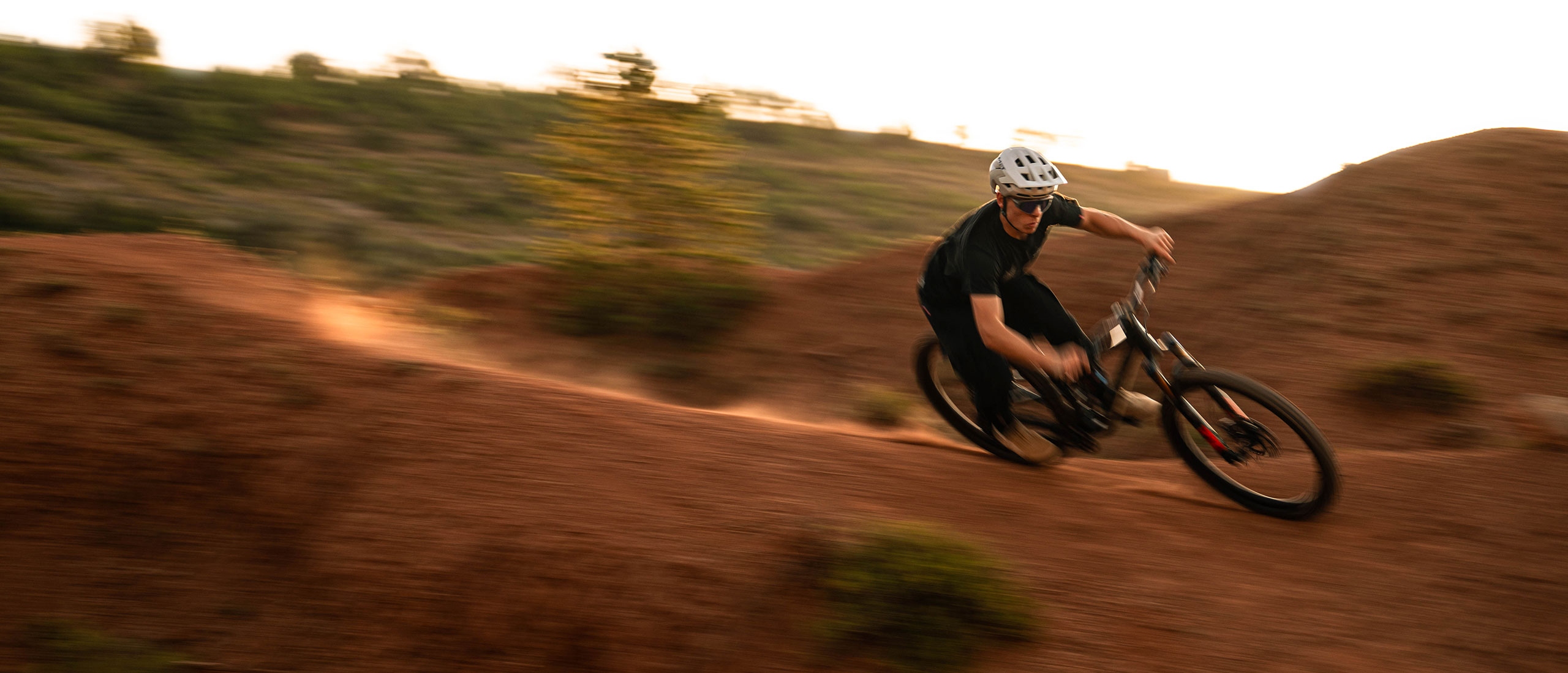 MET Revo is a MTB helmet for trail, enduro, and E-MTB, equipped with Mips Air technology for superior rotational impact protection and enhanced ventilation for optimal comfort and airflow.