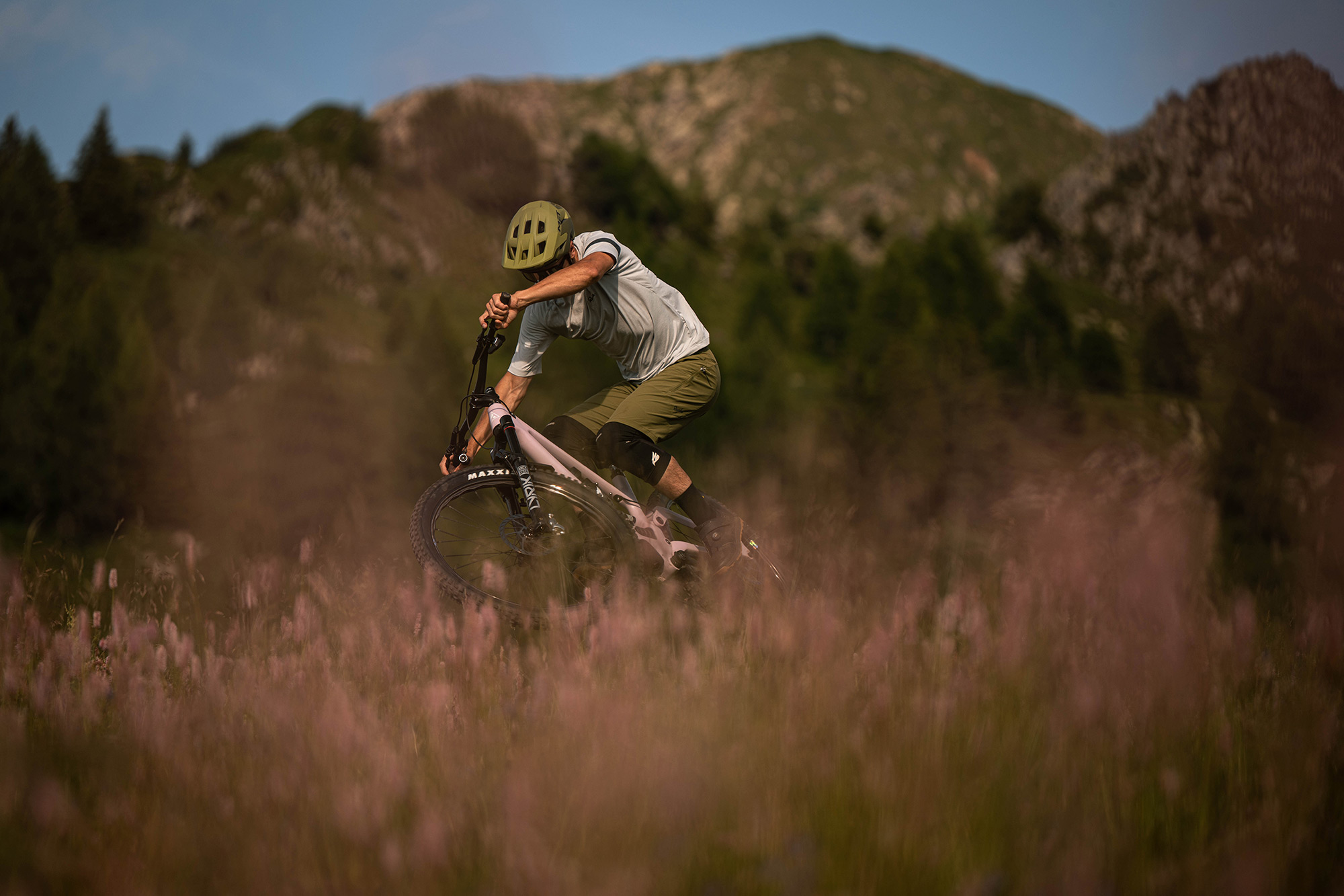 MET Revo mtb helmet trail