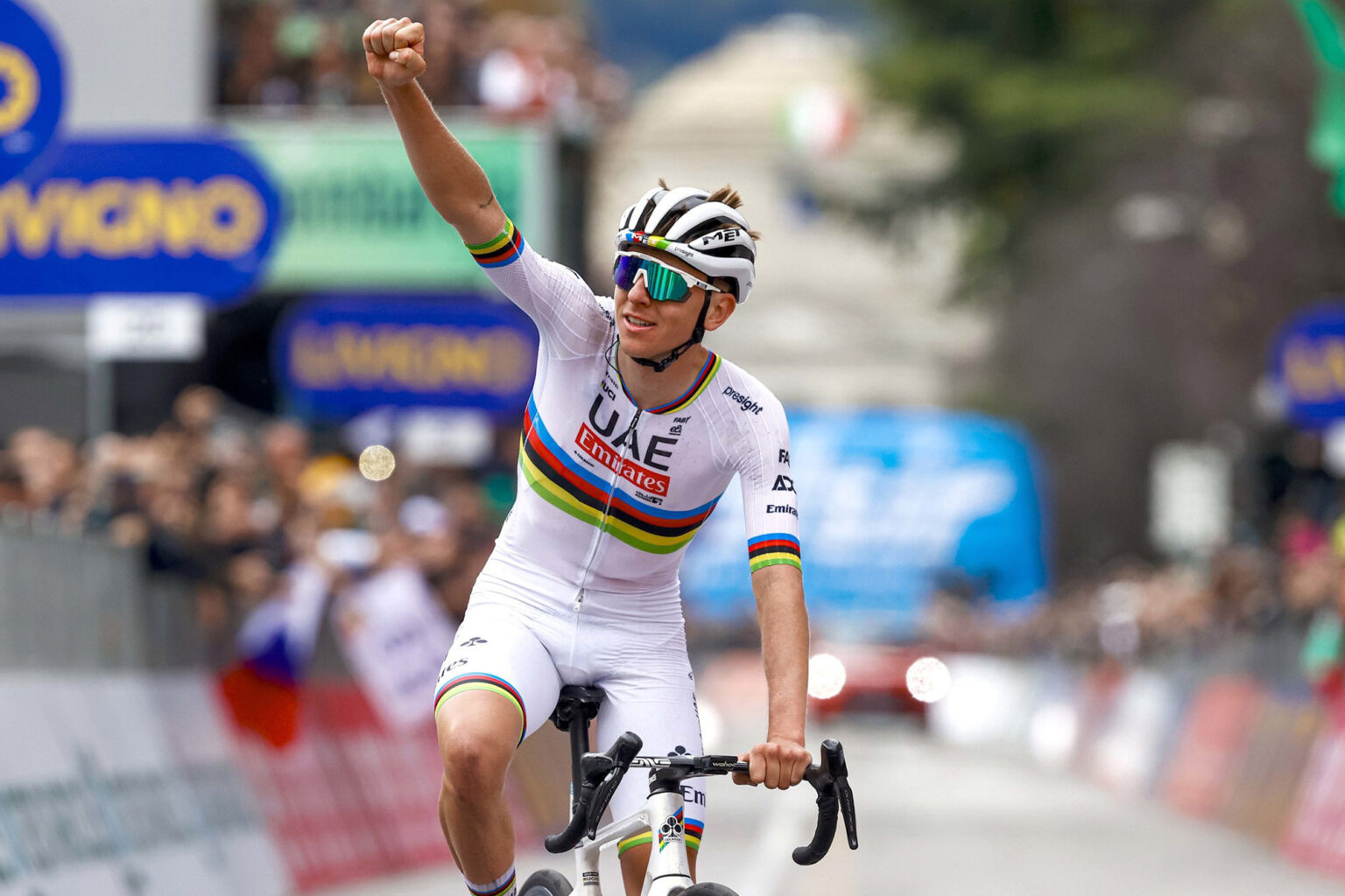 MET_Helmets_Rainbow-Limited_Edition