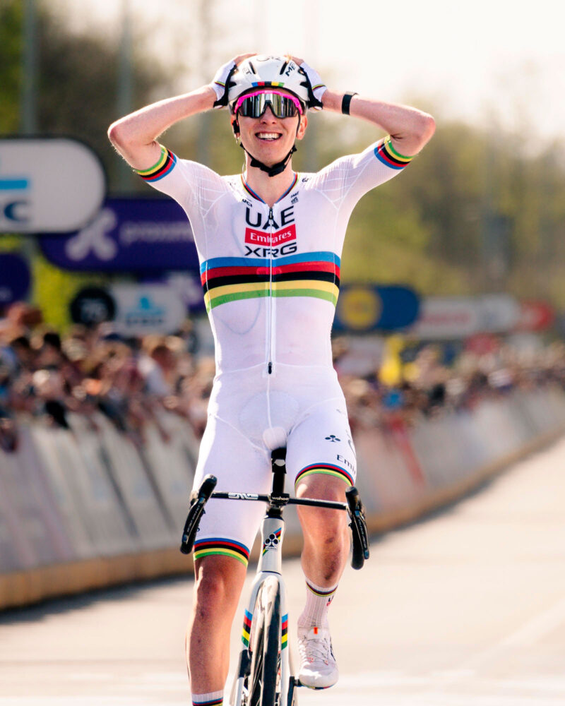 MET_Helmets_Rainbow_Limited_Edition_Manta