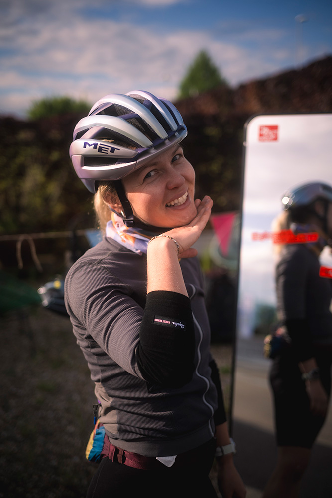 Women cycling HIVE RIDE MET Helmets